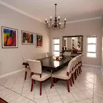 Comfortable & Spacious 5 Bed Home In Ave Normandie