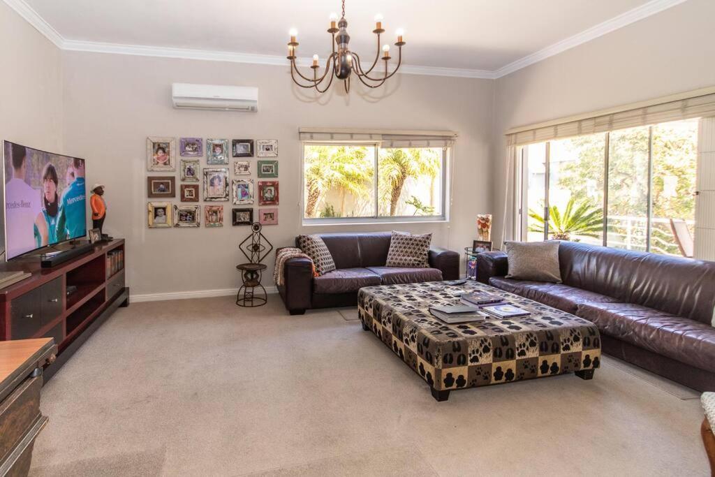 Comfortable & Spacious 5 Bed In Ave Normandie * Cape Town