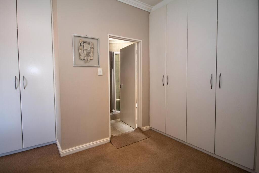Comfortable & Spacious 5 Bed In Ave Normandie Holiday home Cape Town