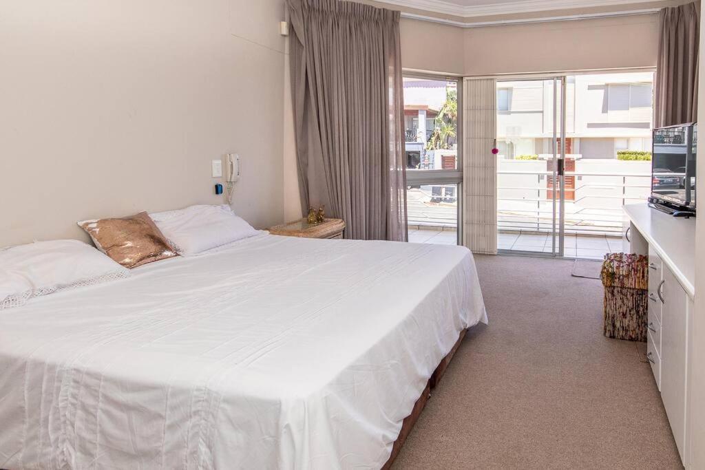 Comfortable & Spacious 5 Bed In Ave Normandie * Cape Town