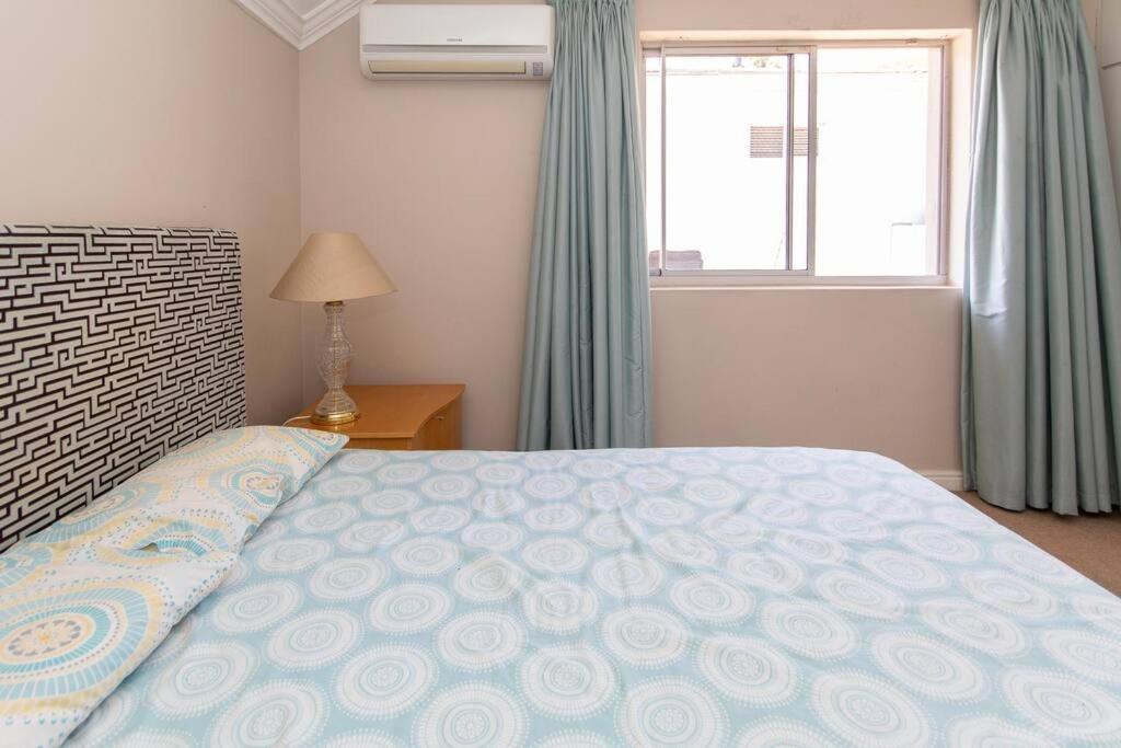 Comfortable & Spacious 5 Bed In Ave Normandie Cape Town