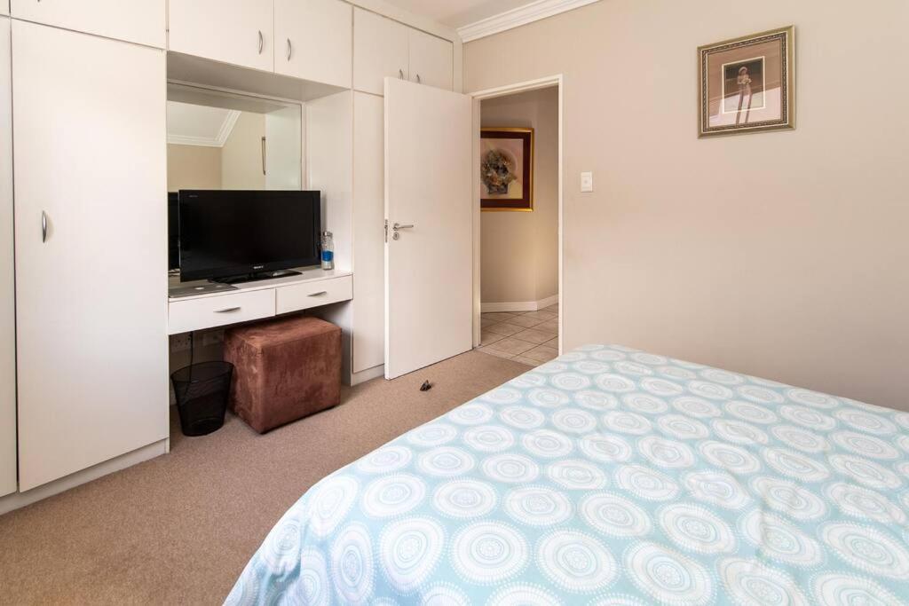 Comfortable & Spacious 5 Bed In Ave Normandie Holiday home *