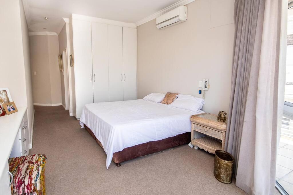 Comfortable & Spacious 5 Bed In Ave Normandie Cape Town