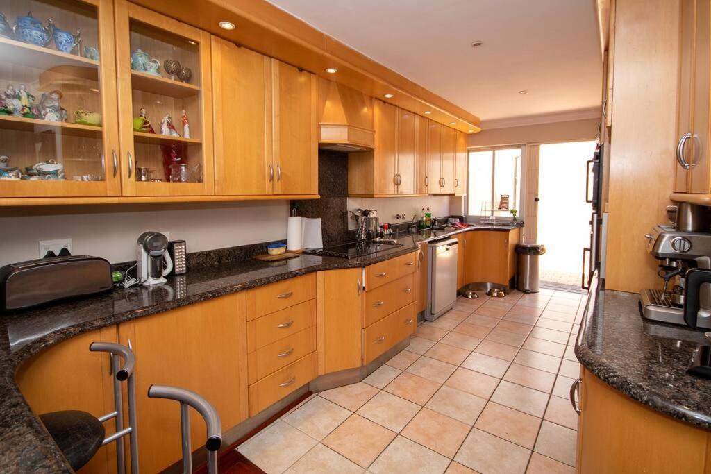 Comfortable & Spacious 5 Bed In Ave Normandie * Cape Town