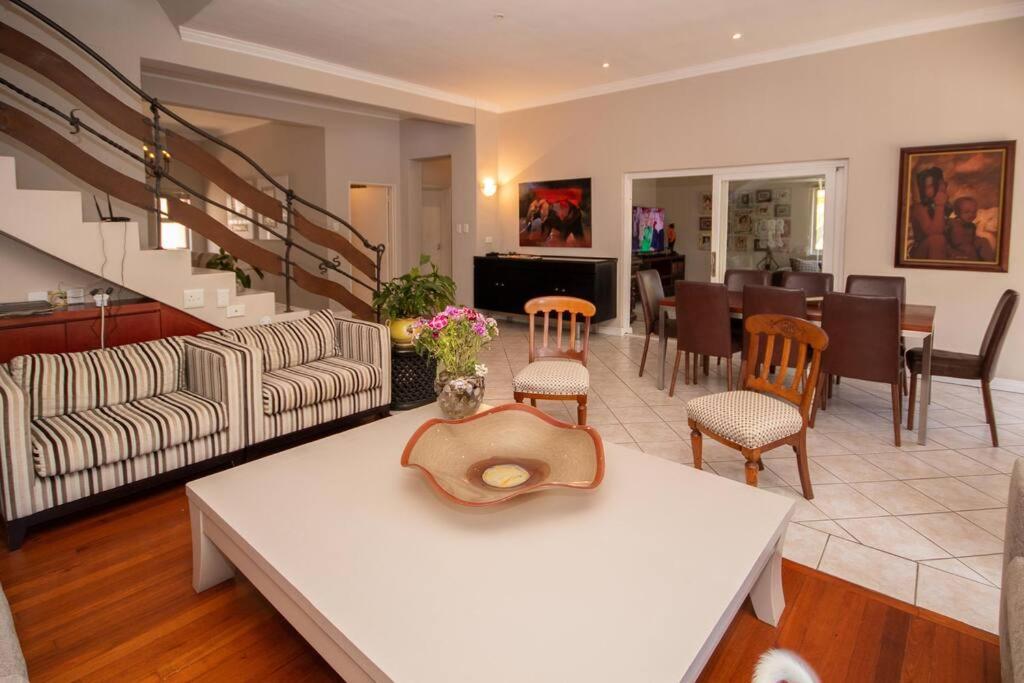 Comfortable & Spacious 5 Bed In Ave Normandie Cape Town