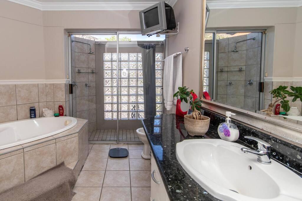 Holiday home Comfortable & Spacious 5 Bed In Ave Normandie Cape Town