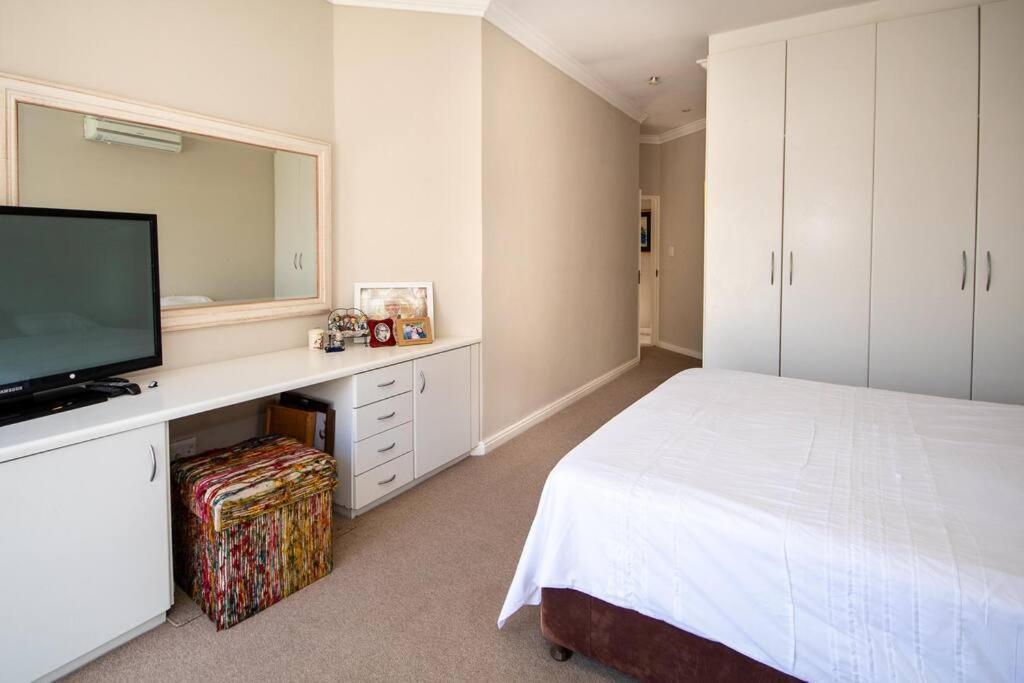Comfortable & Spacious 5 Bed In Ave Normandie Cape Town