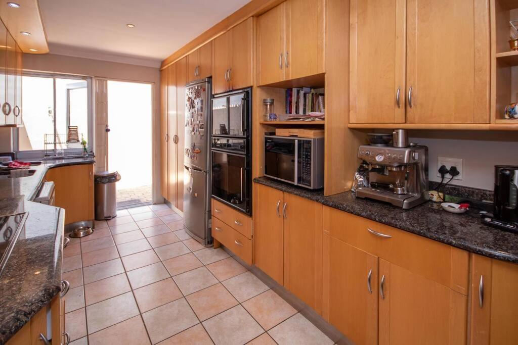 Comfortable & Spacious 5 Bed In Ave Normandie Cape Town