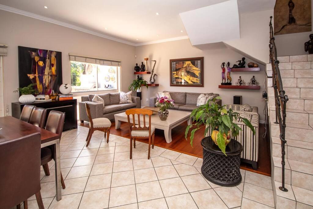 Comfortable & Spacious 5 Bed In Ave Normandie Cape Town