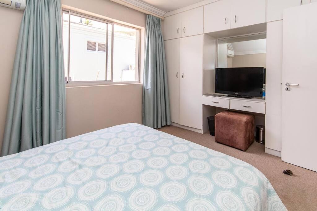 Comfortable & Spacious 5 Bed In Ave Normandie * Cape Town