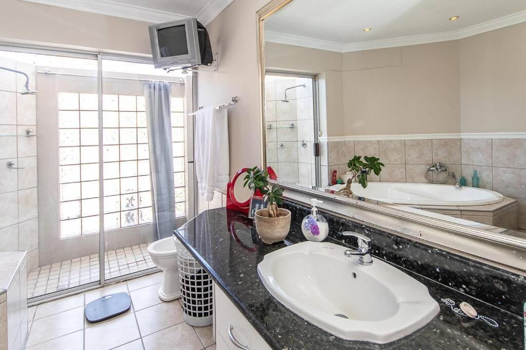 Comfortable & Spacious 5 Bed In Ave Normandie Holiday home Cape Town